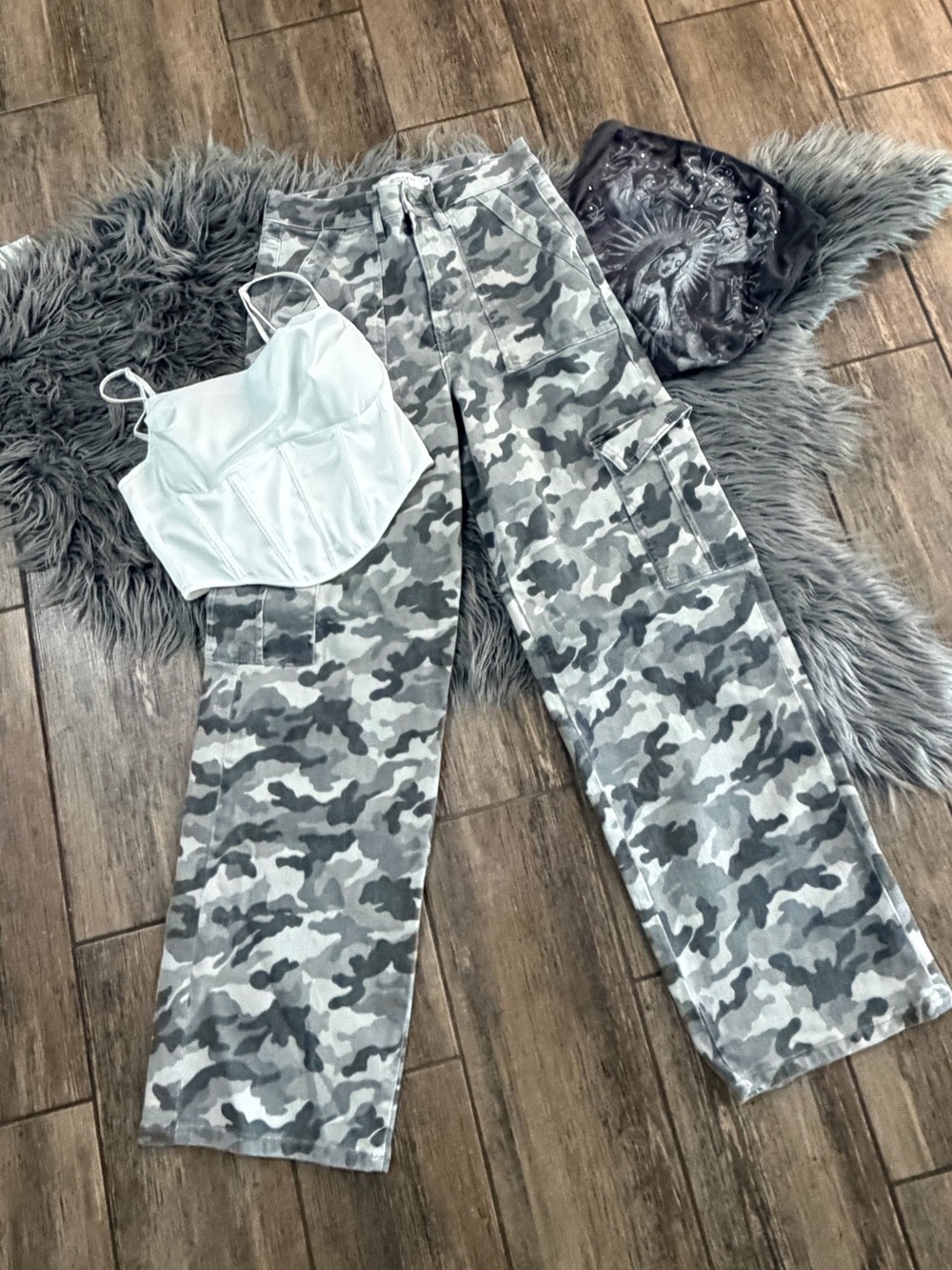 Hidden Gray and White Camo cargo pants and 2 tops - Picture 2 of 9